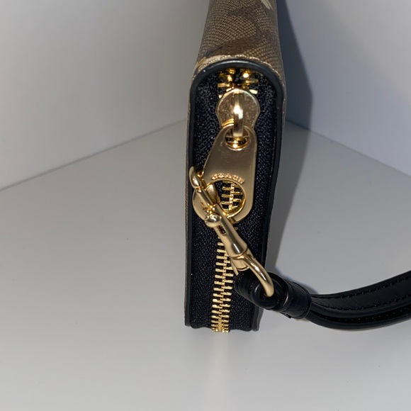 Coach Logo with Bee Print Wristlet Zip Around Accordion Style Wallet Like New - Picture 6 of 12